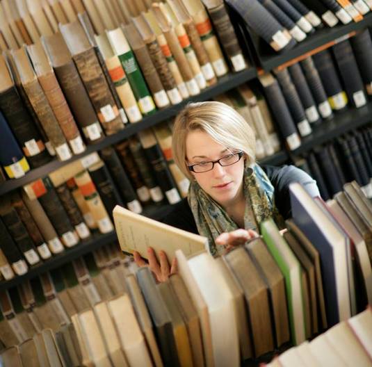 Abschlussarbeiten Frau in Bibliothek