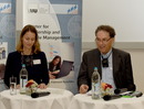 PD Dr. Silke Weisweiler und Prof. Dr. Dieter Frey präsentieren das Center