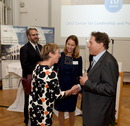 Vizepräsidentin Prof. Dr. Barbara Conradt und Prof. Dr. Dieter Frey (im Hintergrund: Prof. Dr. Jörg Schelling und PD Dr. Silke Weisweiler)